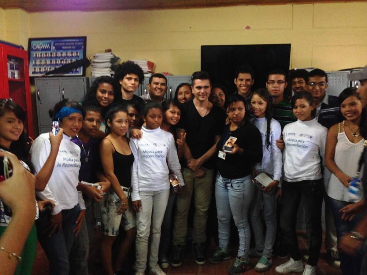 La tradicional elaboración de carteleras por una vez no estuvo dedicada a tareas del colegio, sino a mostrar cariño y admiración por el cantante.