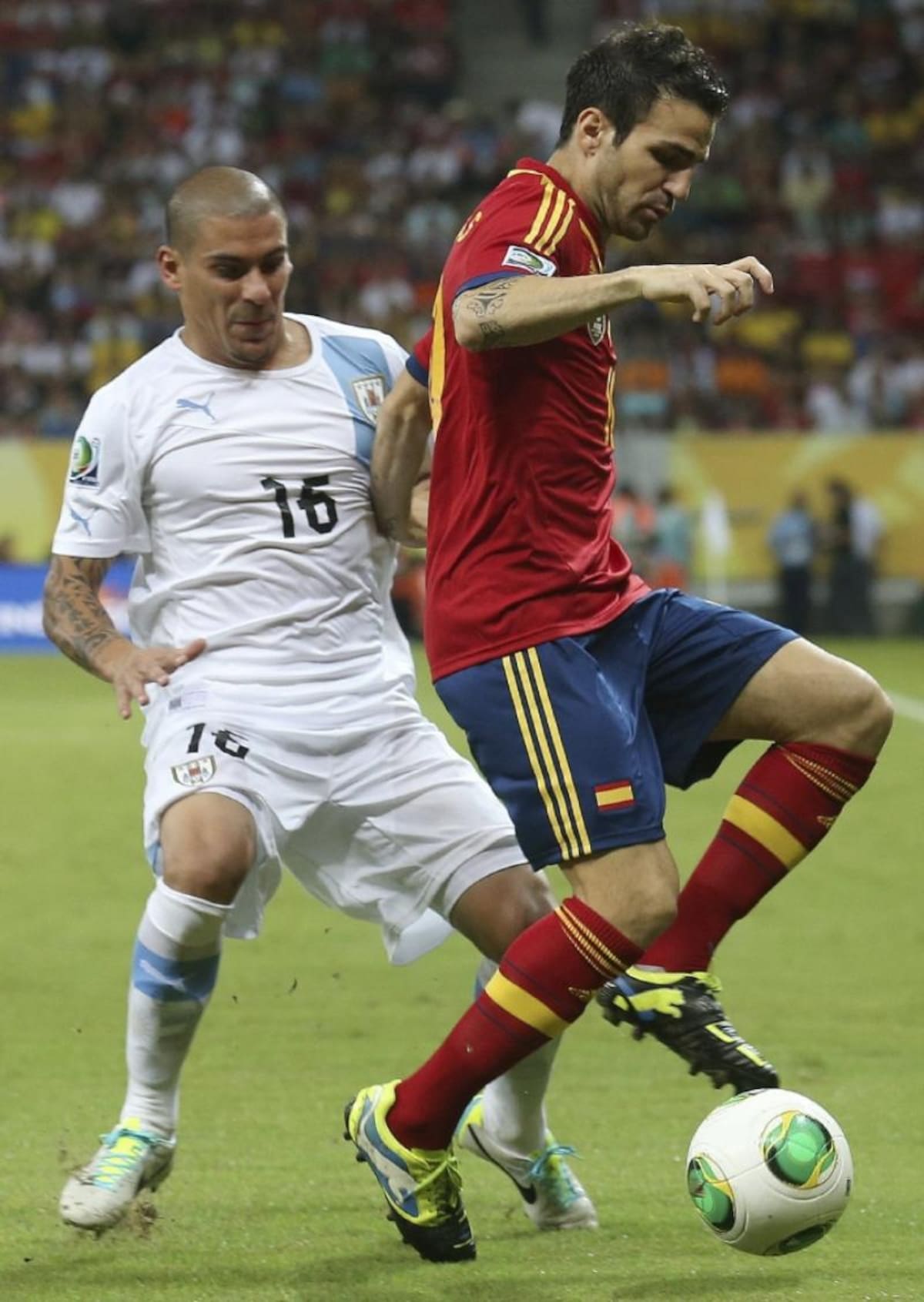 Pereira y Fábregas disputan el balón. Foto: EFE
