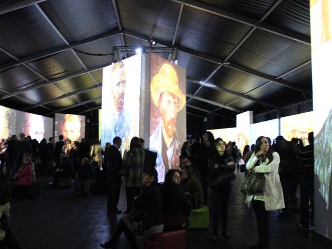 El ambiente es perfecto para sentarse en uno de los sillones o puffs que se encuentran distribuidos en el auditorio para contemplar, con un vino o un café en mano, la proyección de la historia de vida de este pintor que marcó para siempre la historia del arte.