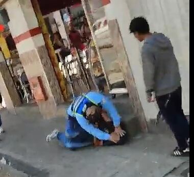 Pela guarda de tránsito y motociclist5a- foto captura video cortesía