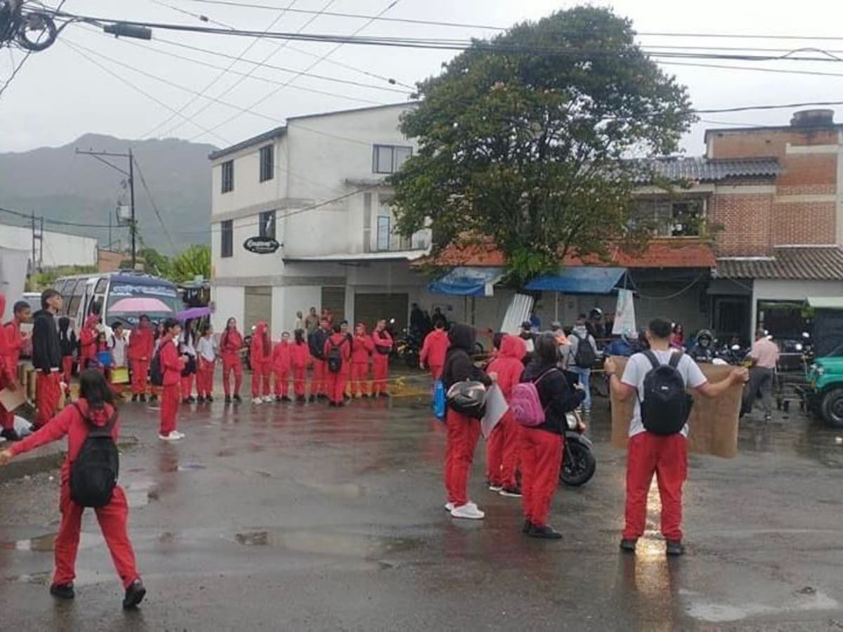 Estudiantes protestaron debido a la falta de transporte escolar en Pereira