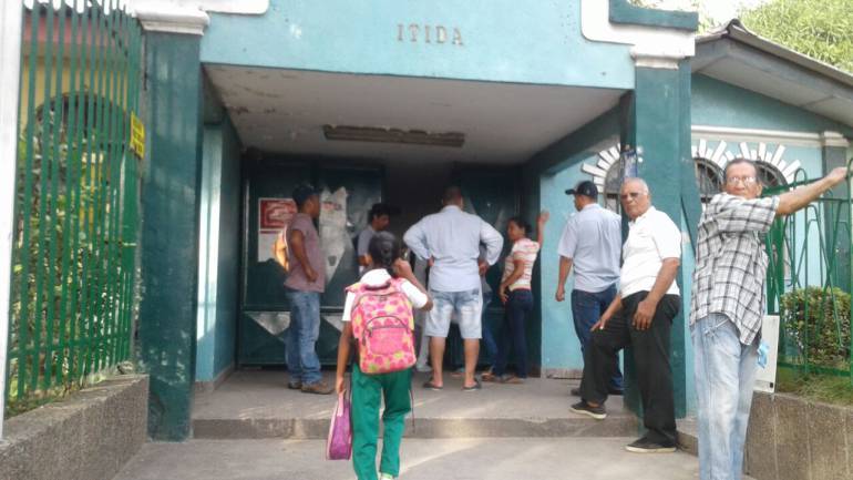 Estudiantes y padres de familia al momento de iniciar jornada escolar en el colegio Itida de Soledad, Atlántico.