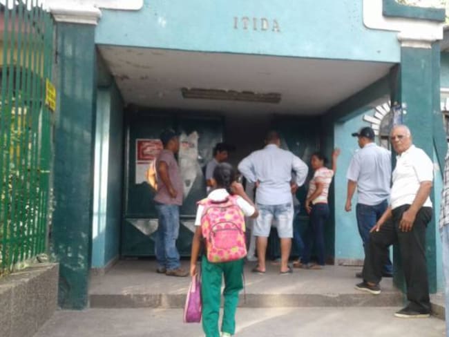 Estudiantes y padres de familia al momento de iniciar jornada escolar en el colegio Itida de Soledad, Atlántico.