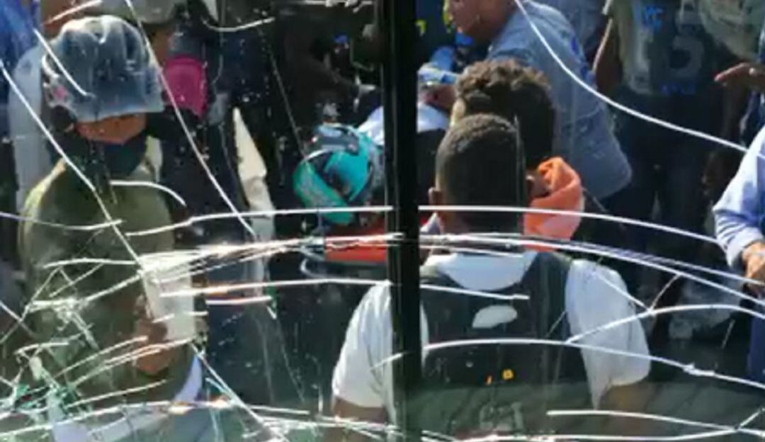 El accidente se habría presentado por una presunta invasión del carril solo bus por parte del motociclista