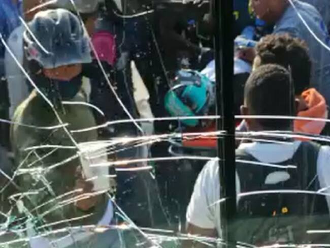 El accidente se habría presentado por una presunta invasión del carril solo bus por parte del motociclista