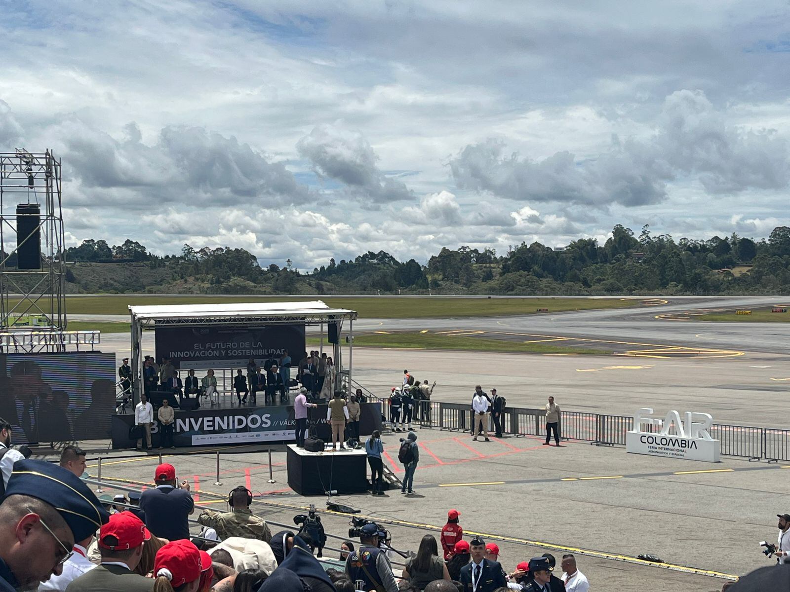 Petro defiende compra de aviones Gripen