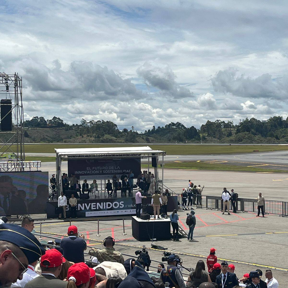 Petro defiende compra de aviones Gripen