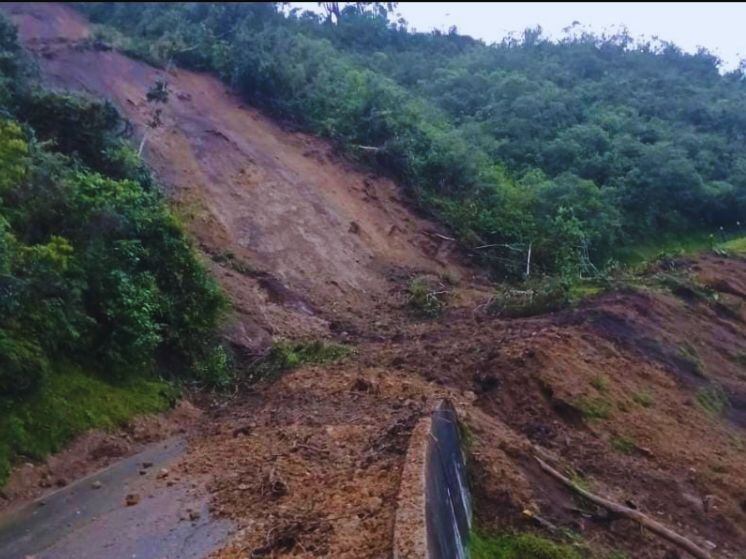 Hay cierre de la vía nacional en ambos carriles - Fotografía suministrada.