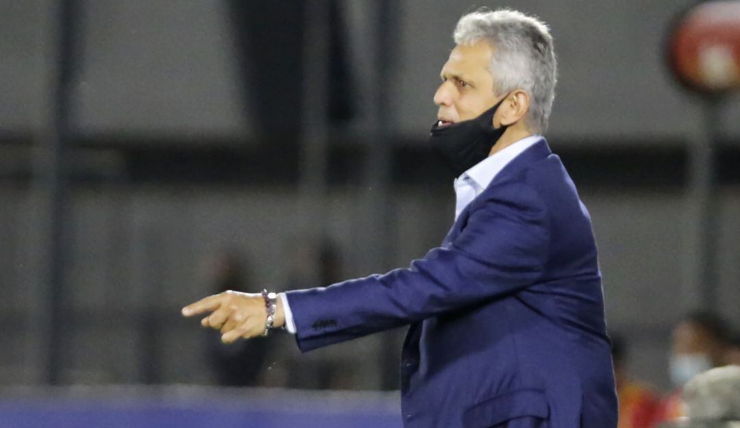 Reinaldo Rueda sobre la raya en el duelo entre Colombia y Paraguay.