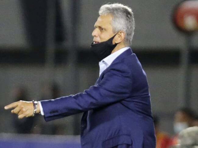 Reinaldo Rueda sobre la raya en el duelo entre Colombia y Paraguay.