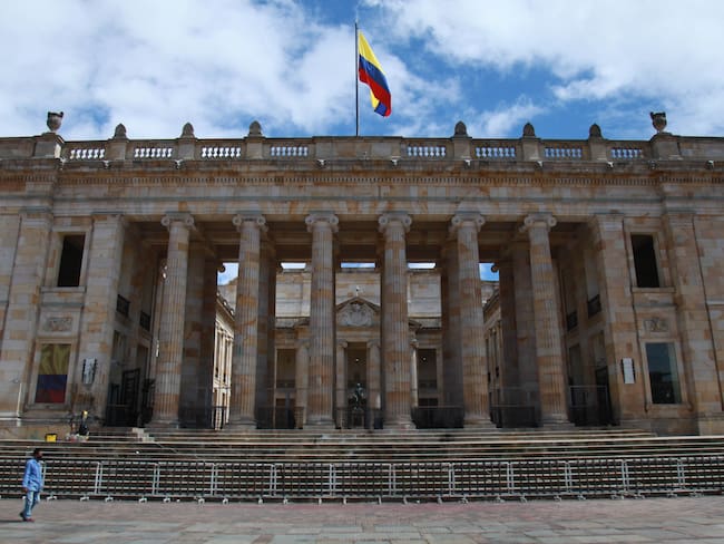 Bogotá. Julio 1 de 2021. El Congreso de la República reforzó su entrada principal con rejas metálicas. (Colprensa - Camila Díaz)
