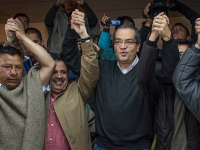 El ministro del Interior, Fernando Carrillo Flórez, y líderes de los pueblos indígenas de Nariño. Foto: Mininterior.