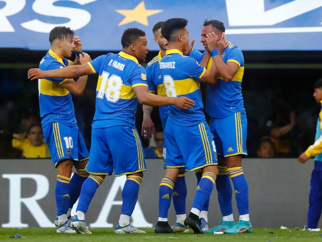 Sebastian Villa celebra el gol con sus compañeros (Photo by Marcos Brindicci/Getty Images)
