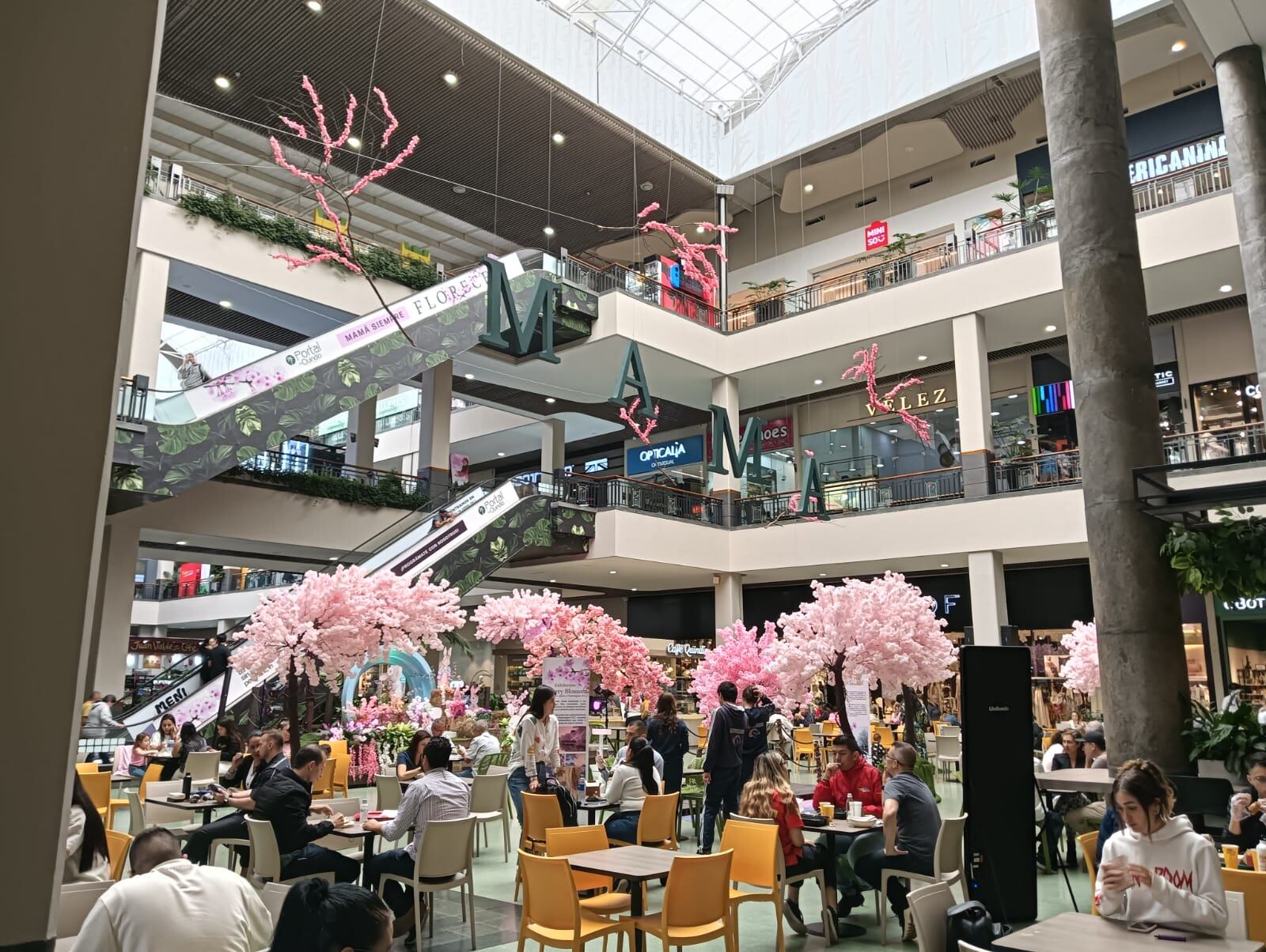 Hermosa decoración en el mall de comidas del Centro Comercial Plaza Flora Foto: Adrián Trejos