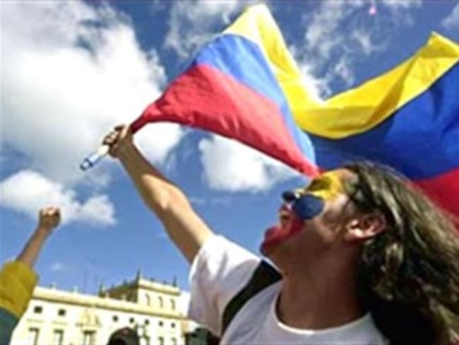 Los colombianos ignoran izar la bandera a pesar de las multas