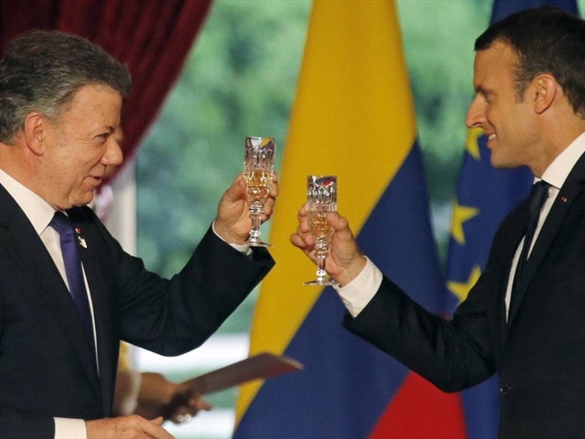 Colombianos consideran que el viaje del Presidente Santos a Francia no fue oportuno