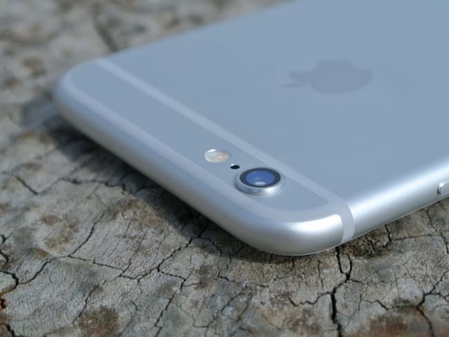 Resuelto el misterio: ¿para qué sirve el hoyo junto a la cámara del iPhone?
