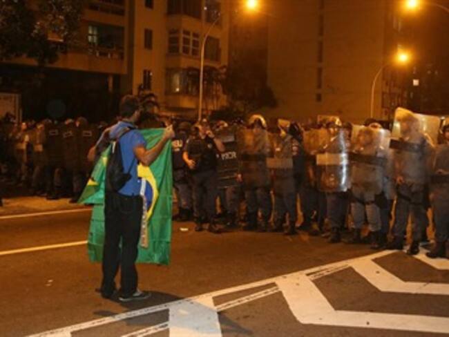 Manifestantes se enfrentan con la policía en Río de Janeiro en primer día de visita papal