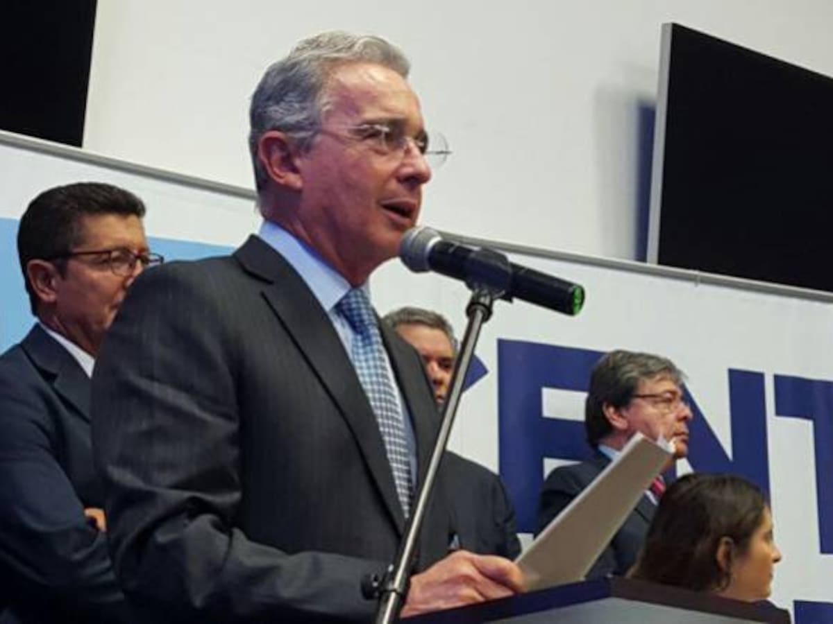 “¿Quiere hacer lo mismo? ¿Denunciar lo mismo?”: Uribe