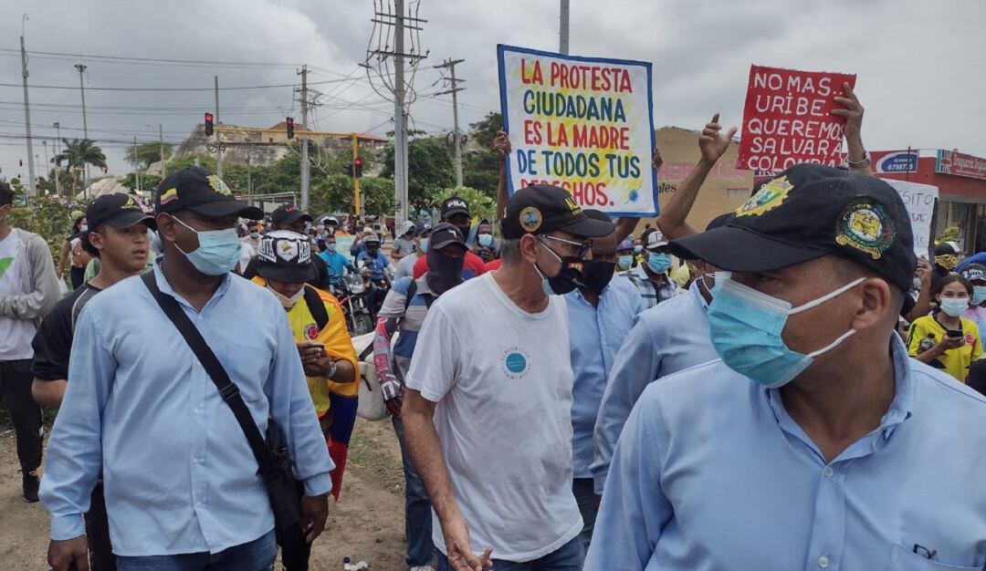 El mandatario asistió a la manifestación, pese a que horas antes la misma Alcaldía pidió a los ciudadanos abstenerse de realizarla