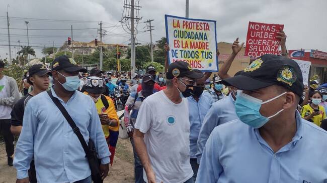 El mandatario asistió a la manifestación, pese a que horas antes la misma Alcaldía pidió a los ciudadanos abstenerse de realizarla