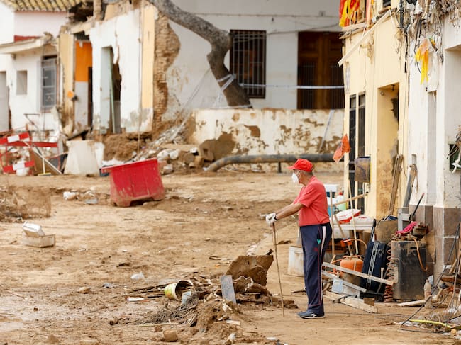 PICANYA (VALENCIA), 16/11/2024.- Un hombre contempla la destrucción causada por la riada en Picanya (Valencia), este sábado. EFE/ Villar López