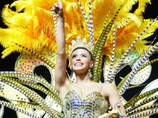 Momento en que la Soberana del Carnaval de Barranquilla recibe la corona