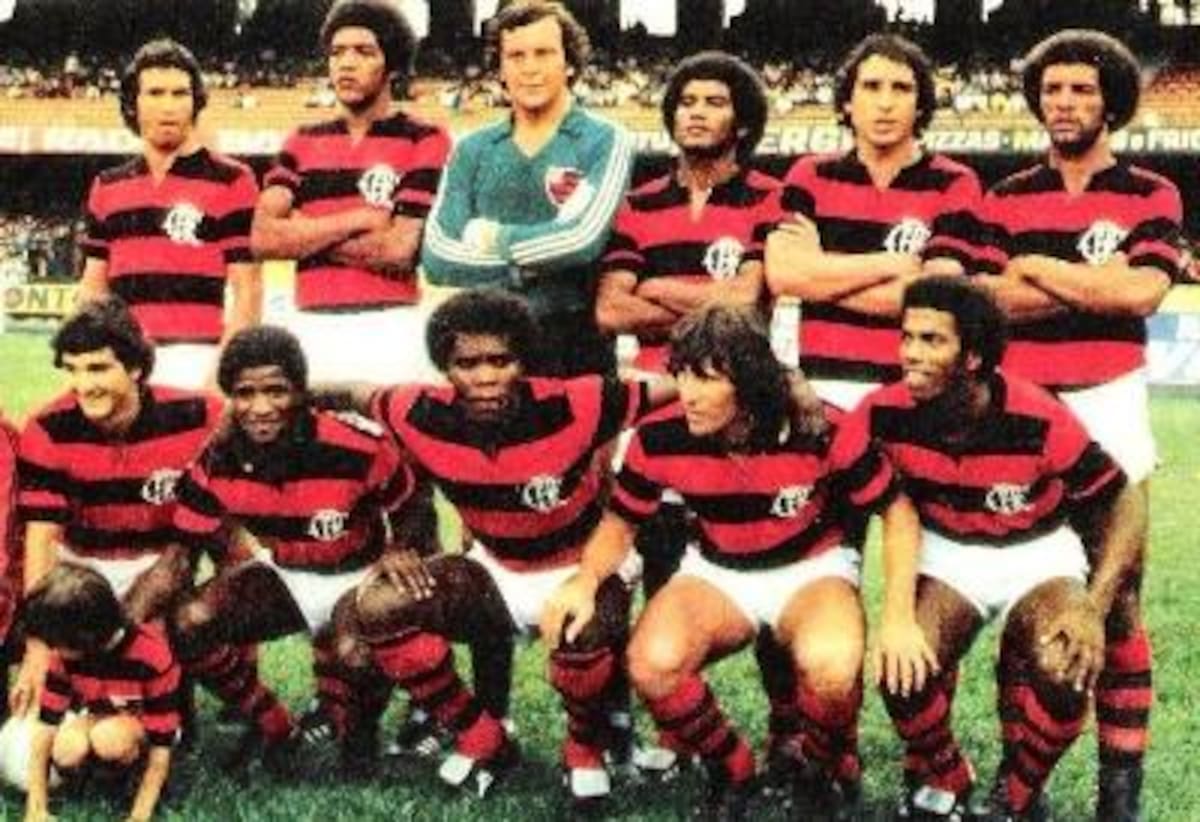 FLAMENGO 1980ARRIBA IZQ-DER: Rondineli, Marinho, Raul, Carlos Alberto, Carpegiani, Junior.ABAJO MISMO ORDEN: Tita, Adilio, Claudio Adao, Zico y Carlos Enrique