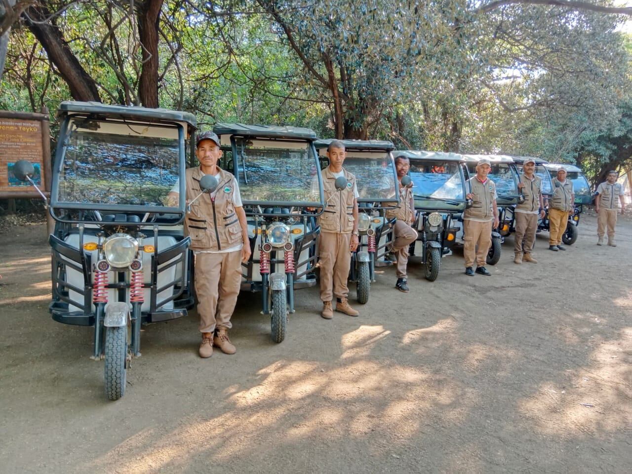 Eco taxis o vehículos eléctricos para el transporte de los visitantes en el sector de Bahía Concha en el Parque Tayrona