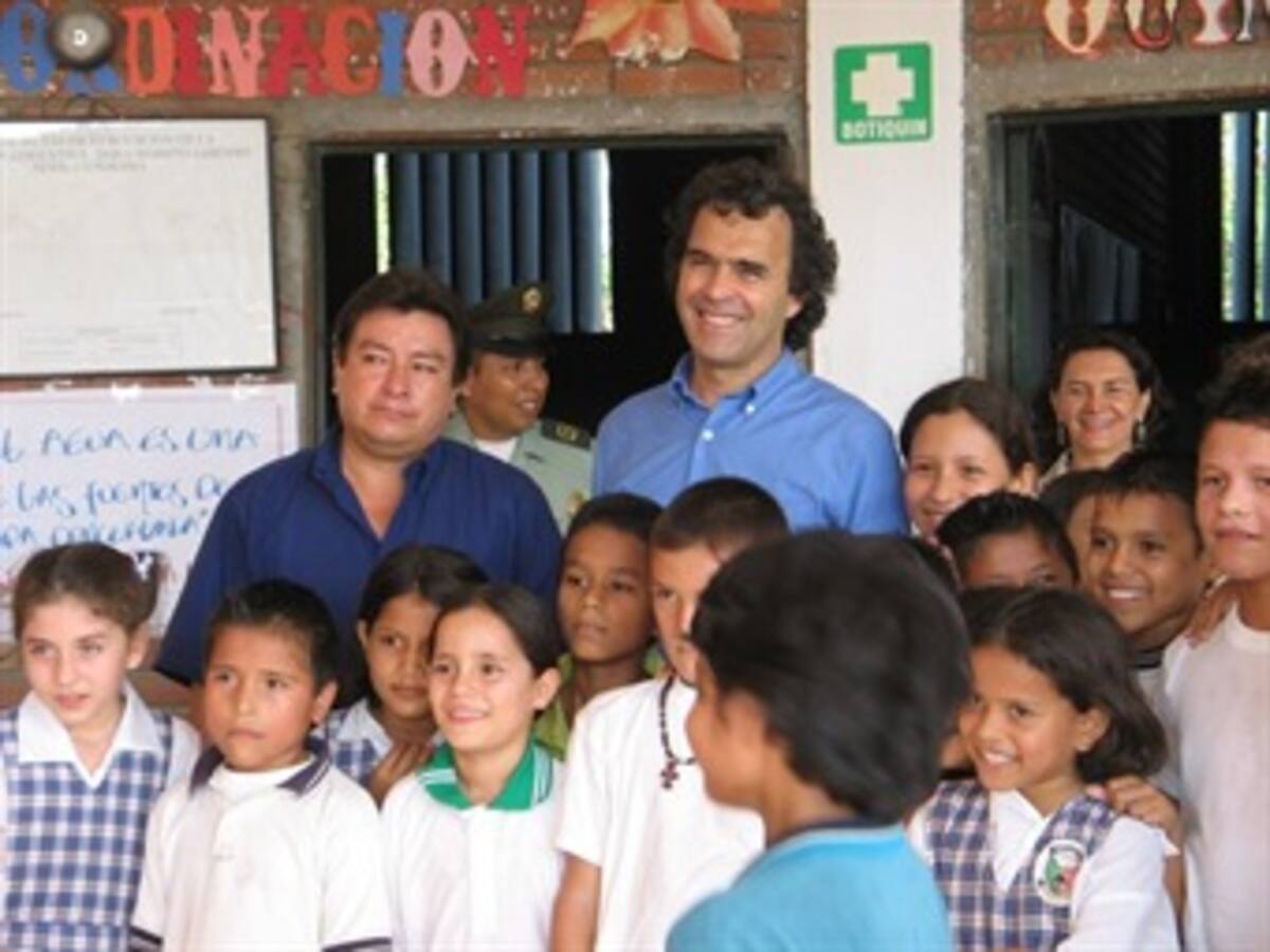 El gobernador de Antioquia recibe cédula de ciudadanía digital