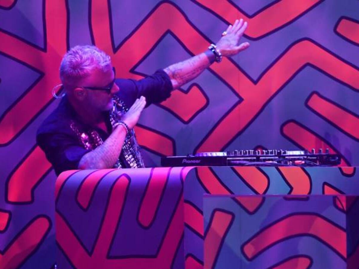 Gianluca Vacchi danza a ritmo de “Machika”