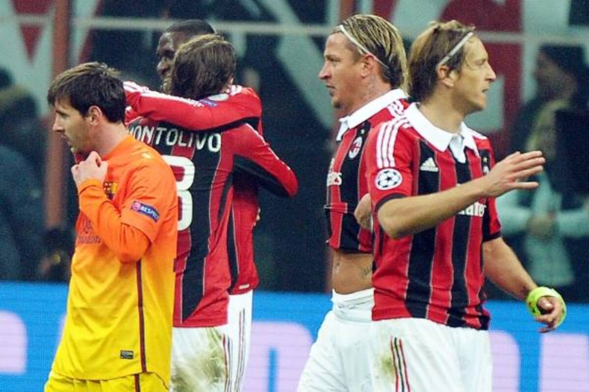 Los jugadores del AC Milan celebran la victoria de su equipo junto al argentino Leo Messi, del FC Barcelona