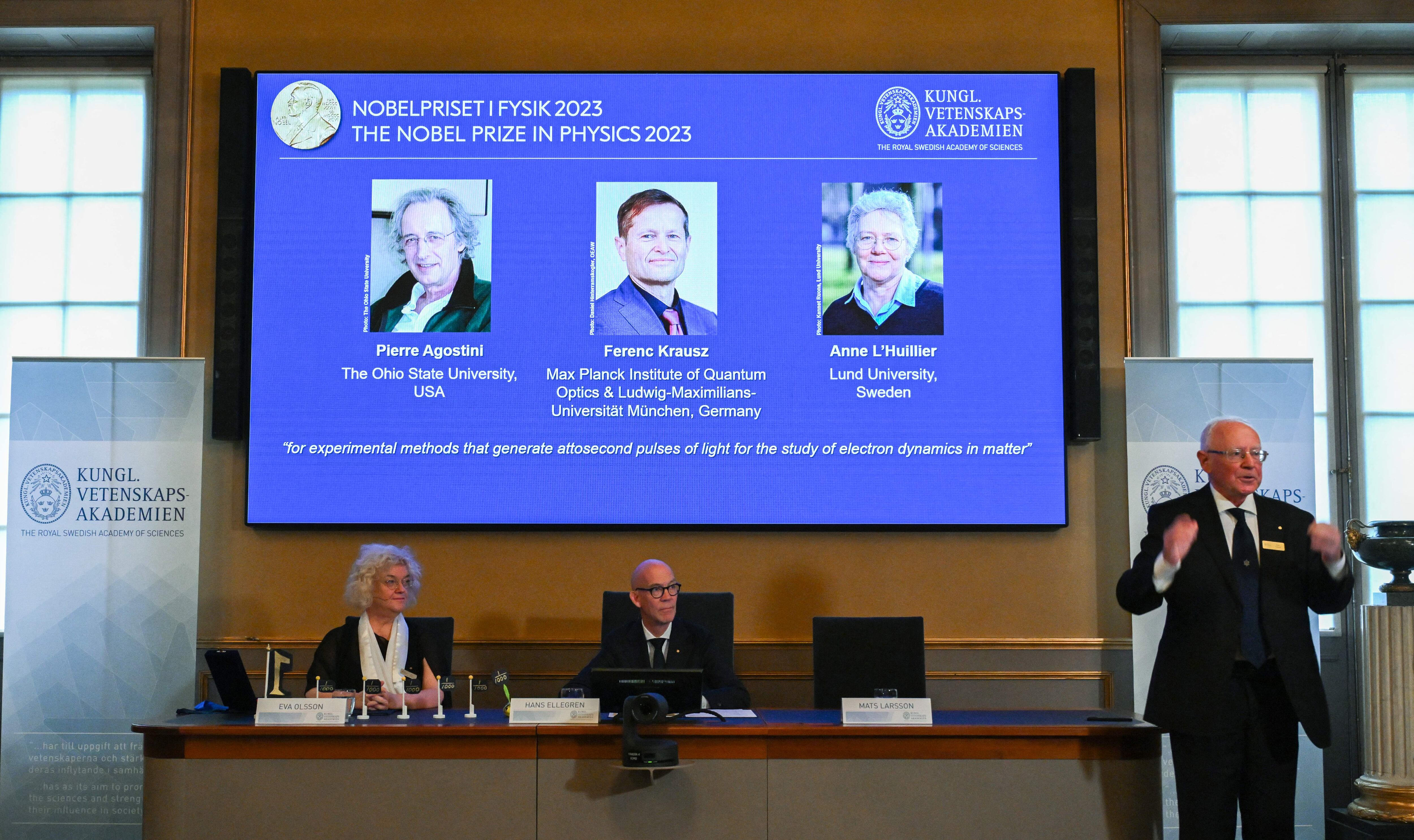 Presentación de los ganadores del Nobel de Física 2023.
(foto: JONATHAN NACKSTRAND/AFP via Getty Images)