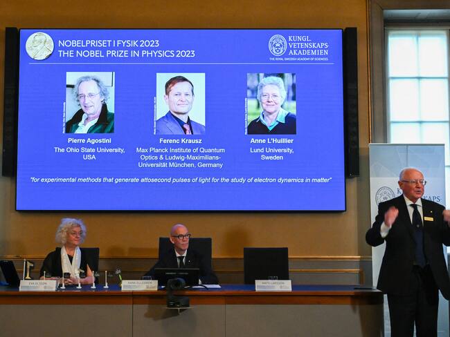 Presentación de los ganadores del Nobel de Física 2023. 
(foto:    JONATHAN NACKSTRAND/AFP via Getty Images)