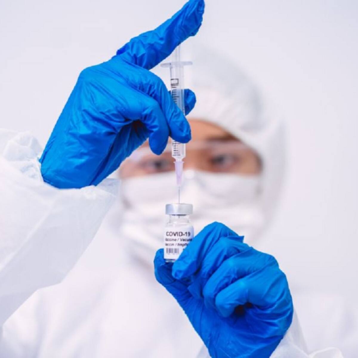 Médicos reclaman aumentar vacunación por contagios COVID-19