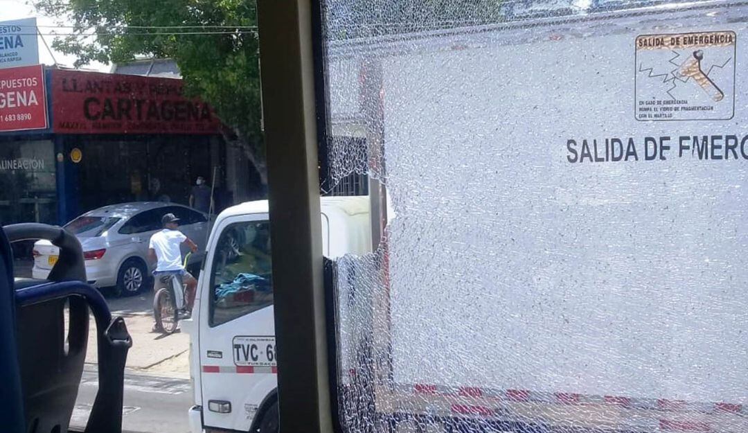 Con una piedra rompieron uno de los ventanales laterales