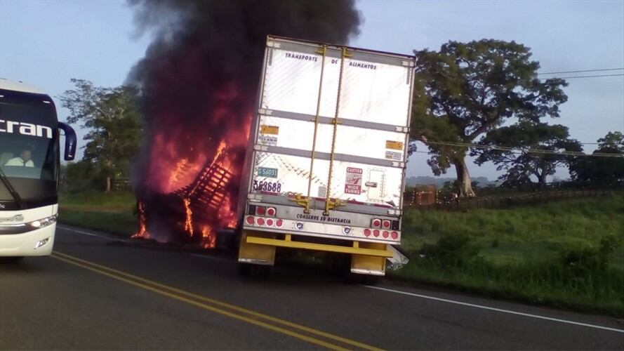 El siniestro se presentó luego de que uno de los camiones perdiera el control al espicharse una de sus llantas y chocara de frente contra otro. Foto: La W