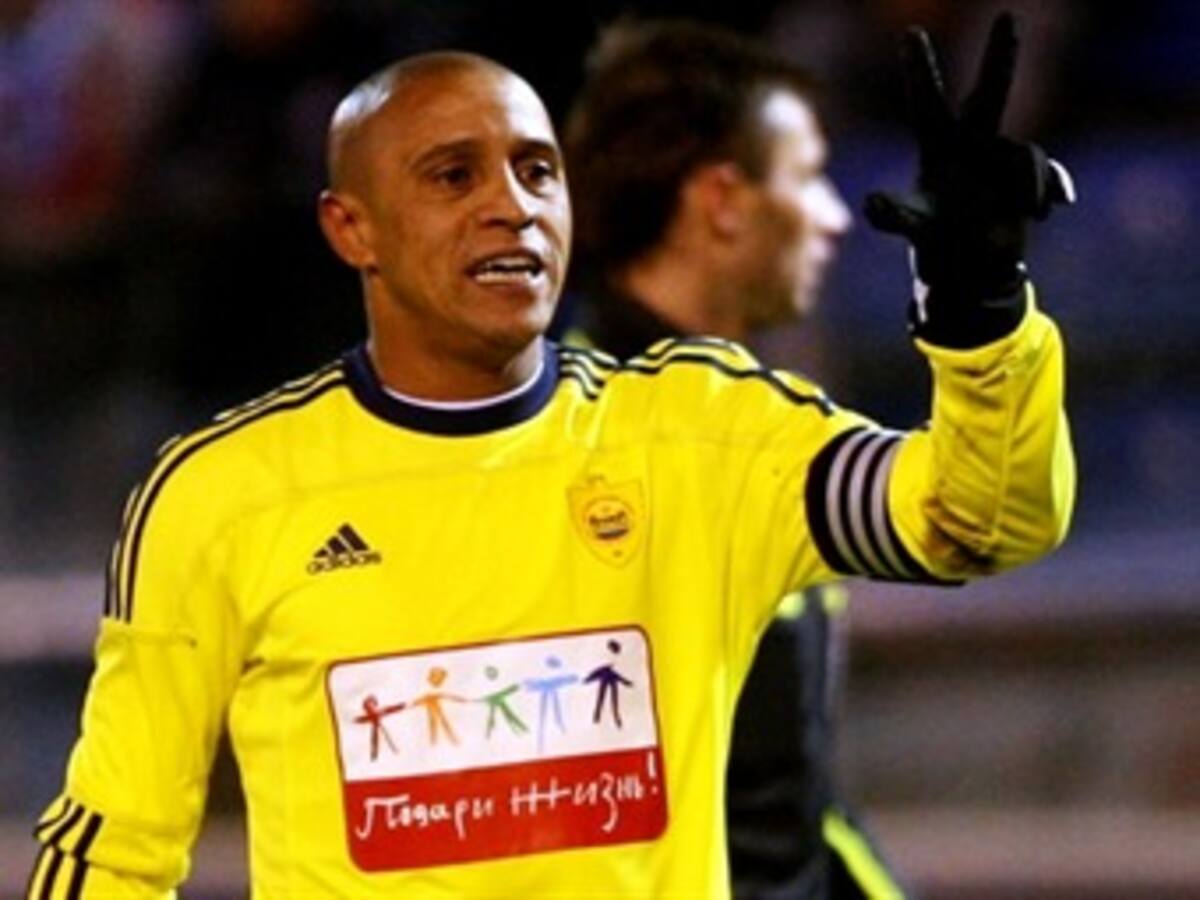Roberto Carlos anuncia su retiro del fútbol activo