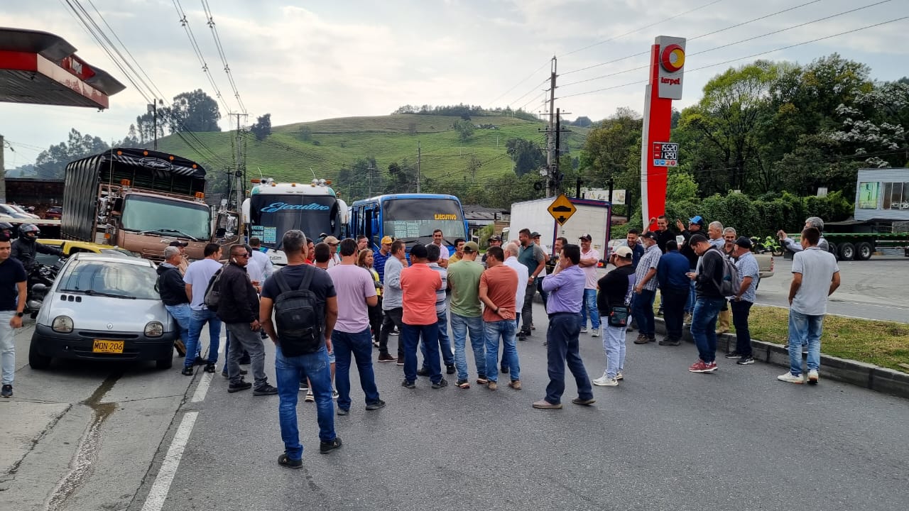 Los cierres intermitentes se realizan en el sector industrial en Manizales sobre la vía que conduce al centro del país. Foto suministrada.