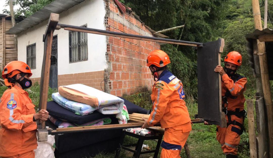 Organismos de socorro ordenaron a decenas de familias evacuar sus viviendas
