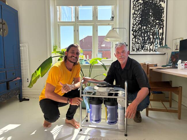 Pedro Salazar y Peter Ølbger, ingeniero de la empresa Nordic Solutions, evalúan prototipos de instrumentos procesdadores de agua. | Foto: Fundación Amigos del Mar