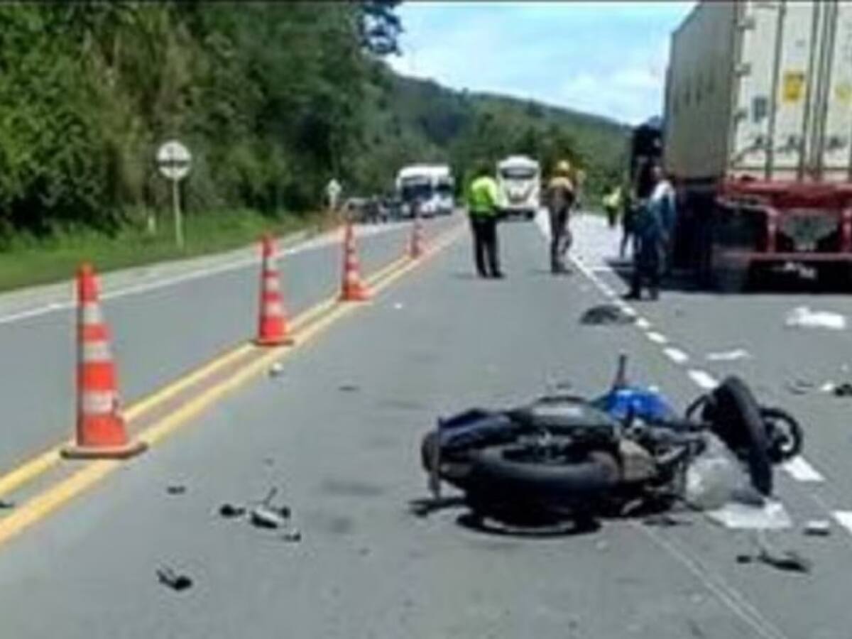 Un canino provocó un aparatoso accidente en vías de Caldas, que dejó dos personas heridas