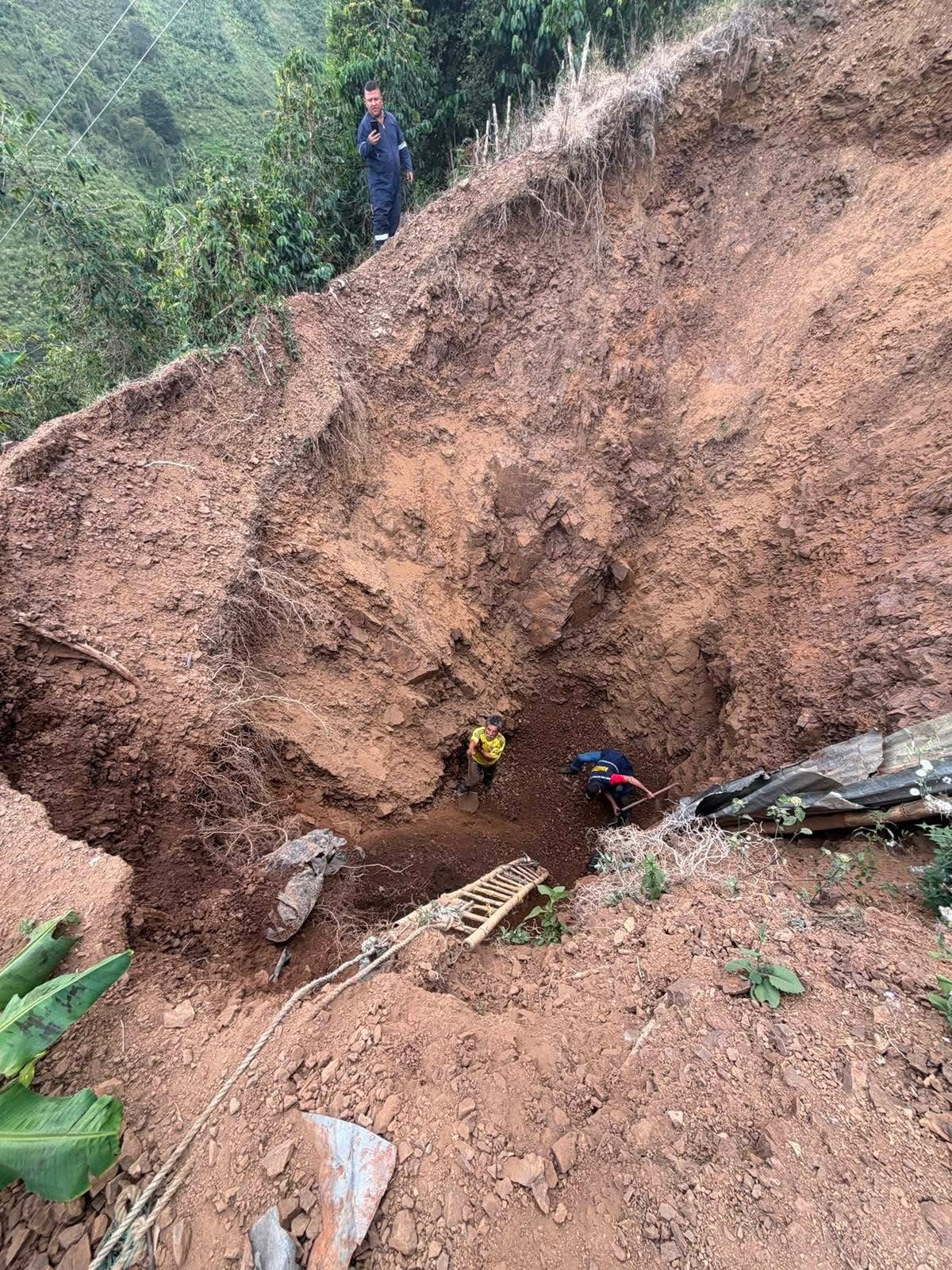 Don Pedro completa más de 20 horas sepultado con vida en el norte del Valle - Bomberos El Águila