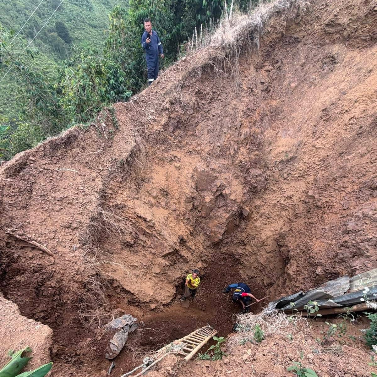 Don Pedro completa más de 20 horas sepultado con vida en el norte del Valle