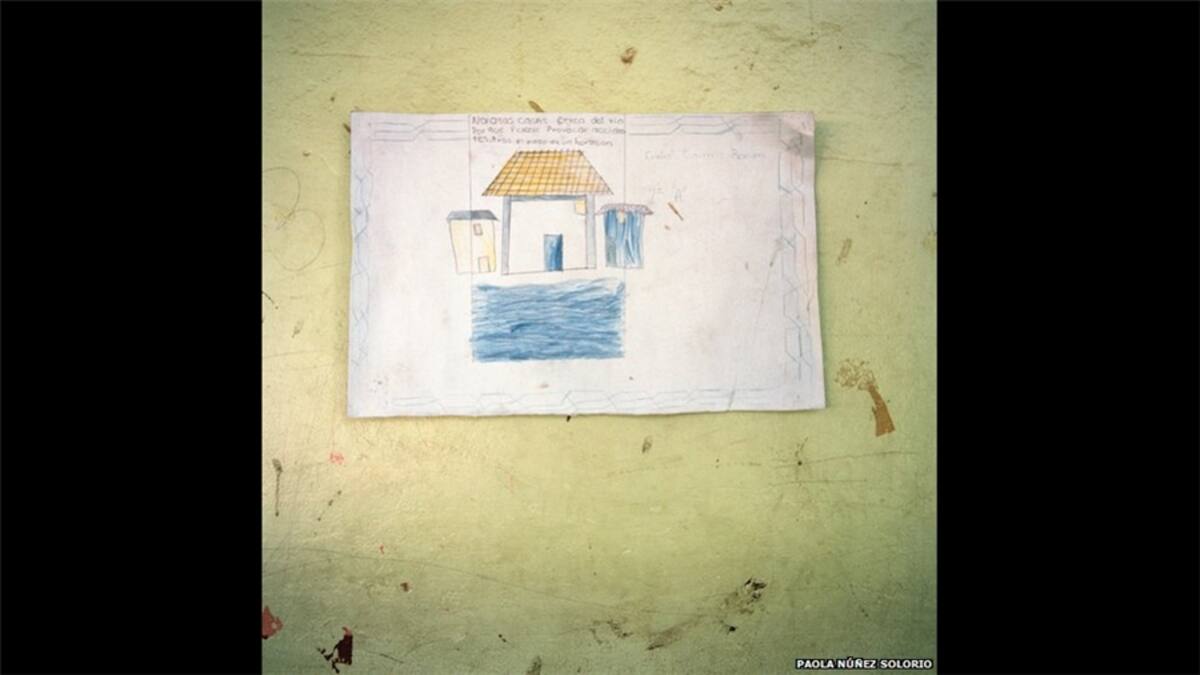 Incluso las escuelas que están conectadas al suministro eléctrico sufren apagones frecuentes, y los niños no tienen forma de recuperar las lecciones perdidas. Aquí, la Escuela Telesecundaria en Agua de la Caña, Oaxaca.