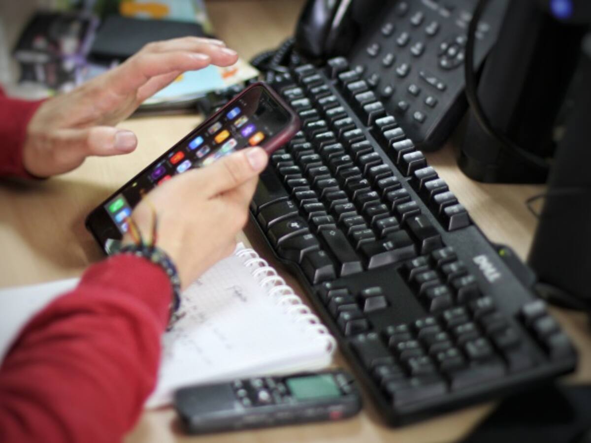 Proponen impuesto para combatir noticias falsas en Inglaterra