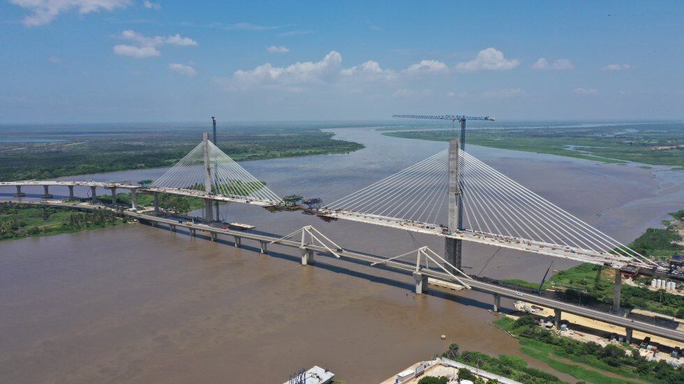 Cerca de 8 años (1967 - 1974) duró la realización del puente, que incluyó: estudios, licitación, adjudicación, diseño y construcción, interventoría y arbitramento. Lo anterior como evidencia del trabajo y la contratación que utilizó el Ministerio de Obras Públicas, dirigido por dos Ministros: el economista Bernardo Garcés Córdoba durante la Presidencia del doctor Carlos Lleras Restrepo (1966 – 1970) y del ingeniero Argelino Durán Quintero durante el gobierno del doctor Misael Pastrana Borrero (1970 – 1974). 