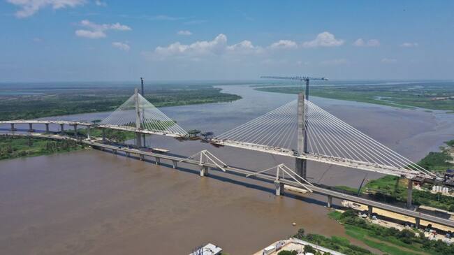 Cerca de 8 años (1967 - 1974) duró la realización del puente, que incluyó: estudios, licitación, adjudicación, diseño y construcción, interventoría y arbitramento. Lo anterior como evidencia del trabajo y la contratación que utilizó el Ministerio de Obras Públicas, dirigido por dos Ministros: el economista Bernardo Garcés Córdoba durante la Presidencia del doctor Carlos Lleras Restrepo (1966 – 1970) y del ingeniero Argelino Durán Quintero durante el gobierno del doctor Misael Pastrana Borrero (1970 – 1974).