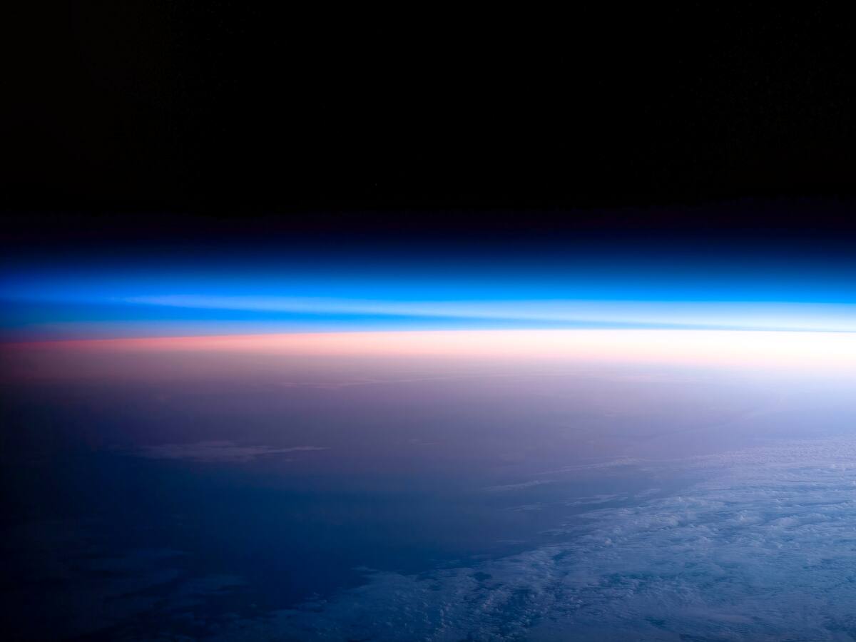 Hallan una galaxia sin estrellas que desconcierta a expertos