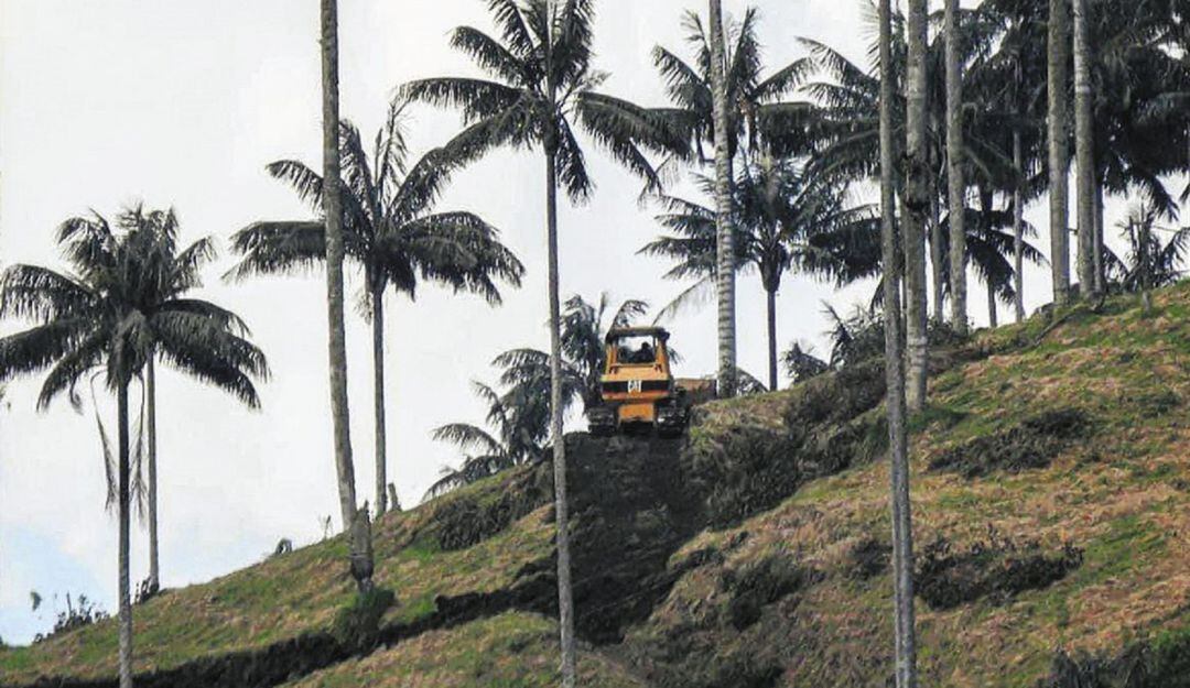 En la zona de Cajamarca usaron equipos para abrir una vía. 